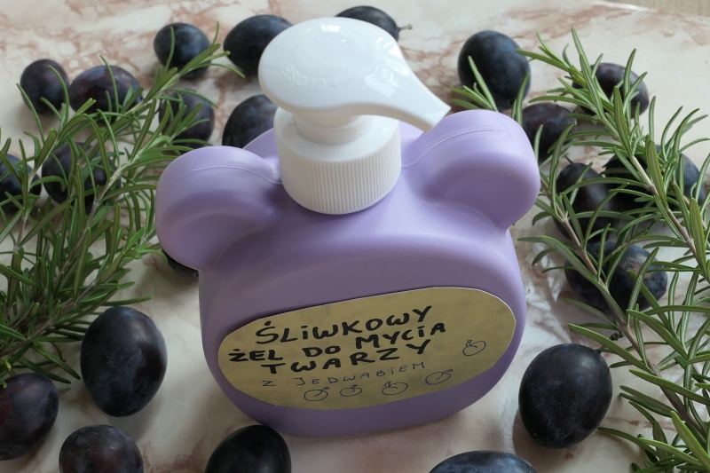 śliwkowy płyn do oczyszczania twarzy